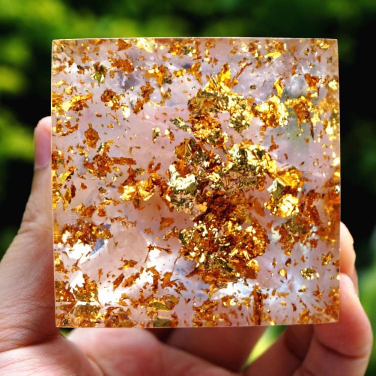 Pyramide du Zodiac en Orgonite et Quartz Rose de 10cm symbole du Poisson