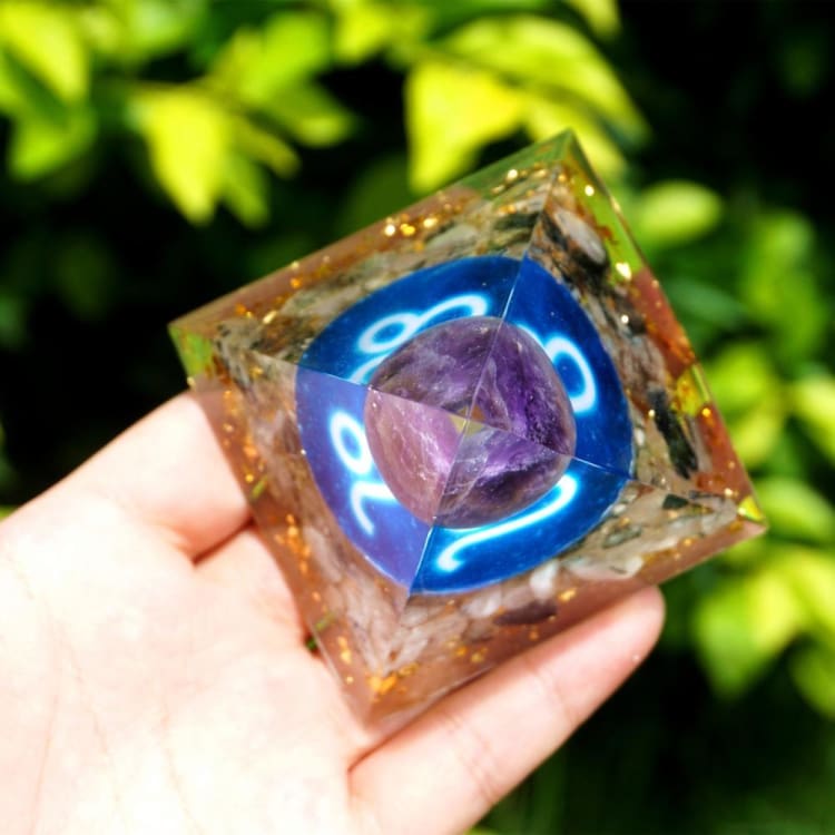 Pyramide du Zodiac en Orgonite et Quartz Rutile de 10cm symbole du Lion