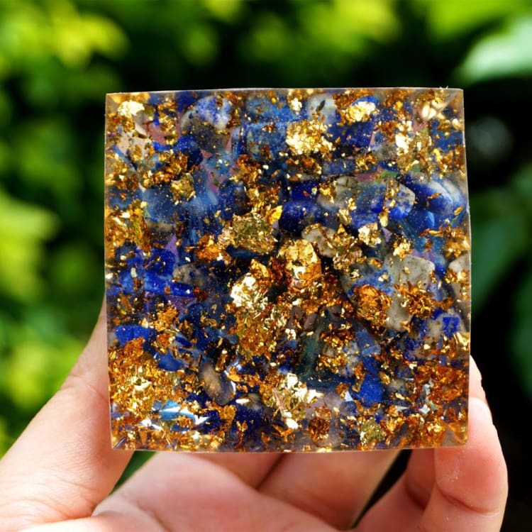 Pyramide du Zodiac en Orgonite et Sodalite de 10cm symbole du Verseau