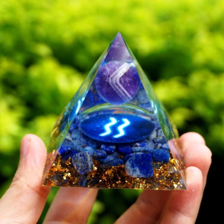 Pyramide du Zodiac en Orgonite et Sodalite de 10cm symbole du Verseau