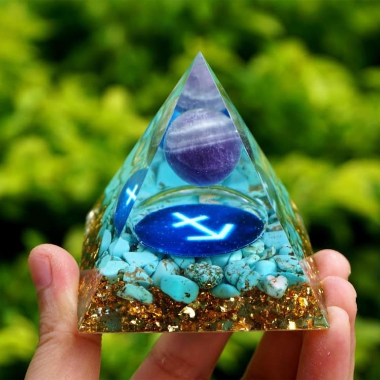 Pyramide du Zodiac en Orgonite et Turquoise de 10cm symbole du Sagittaire