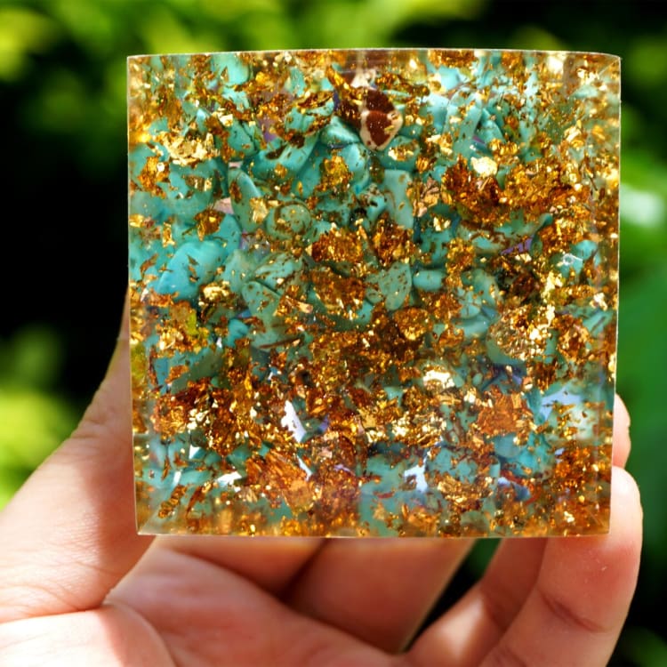 Pyramide du Zodiac en Orgonite et Turquoise de 10cm symbole du Sagittaire
