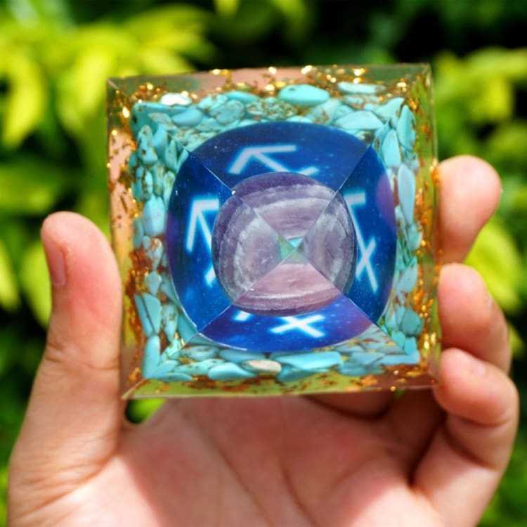 Pyramide du Zodiac en Orgonite et Turquoise de 10cm symbole du Sagittaire