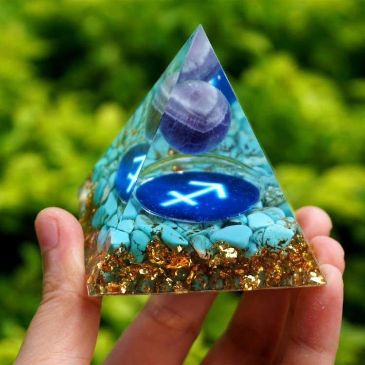 Pyramide du Zodiac en Orgonite et Turquoise de 10cm symbole du Sagittaire