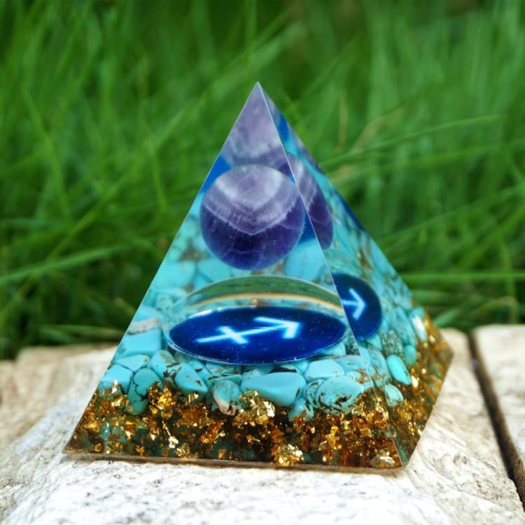 Pyramide du Zodiac en Orgonite et Turquoise de 10cm symbole du Sagittaire
