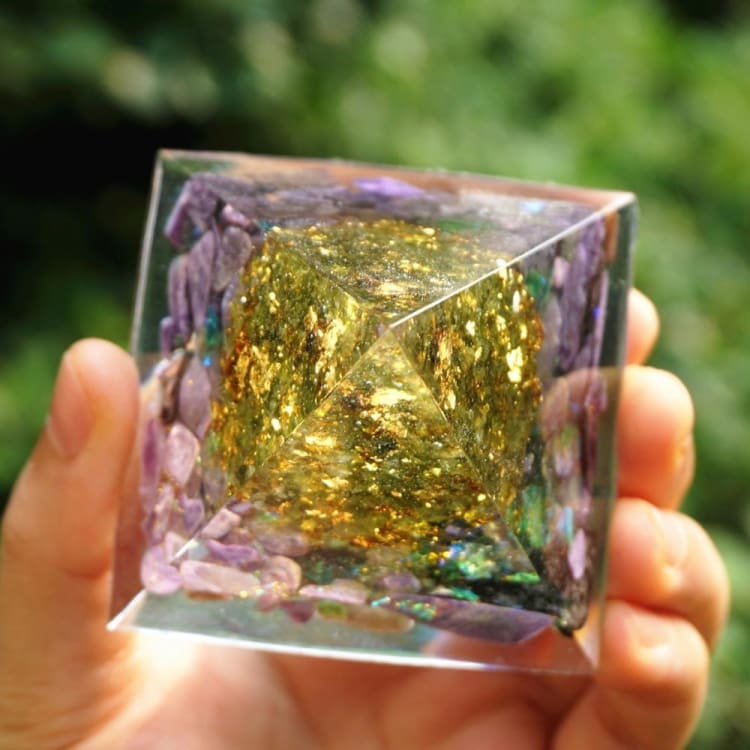 Pyramide en Orgonite et Améthyste de 10cm