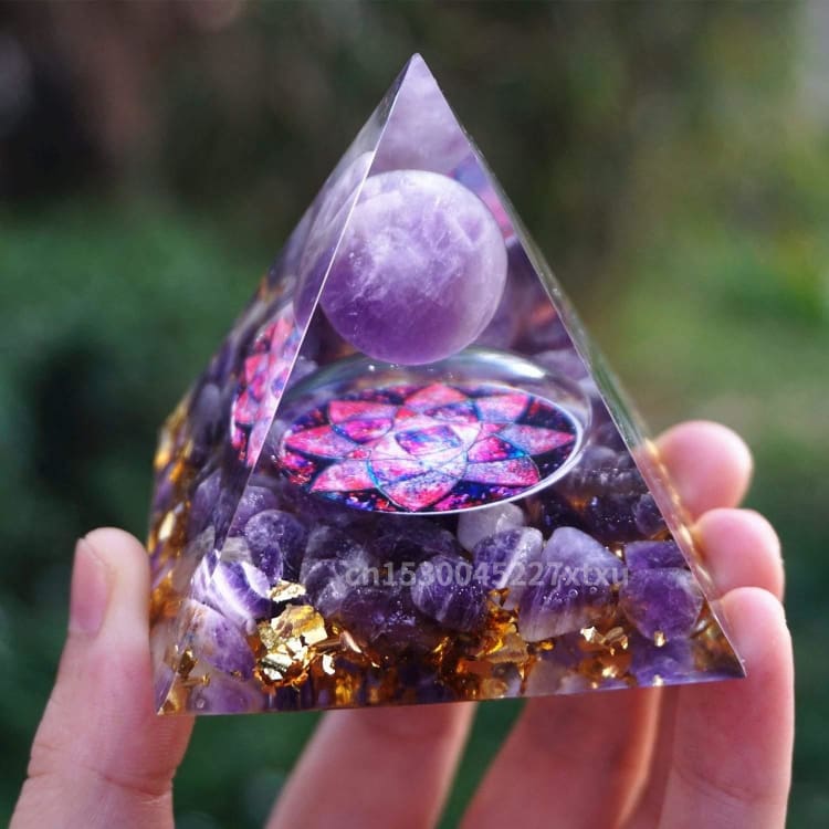 Pyramide en Orgonite et Améthyste de 10cm