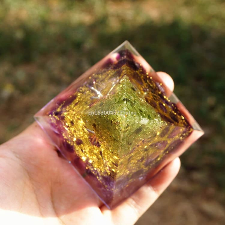 Pyramide en Orgonite et Améthyste e de 10cm