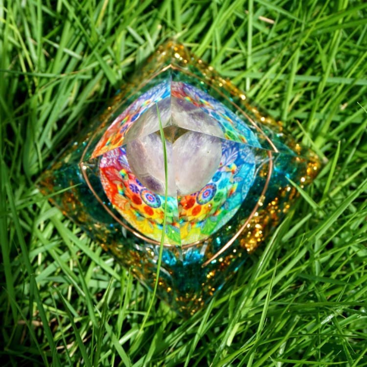 Pyramide en Orgonite et Célestine de 10cm