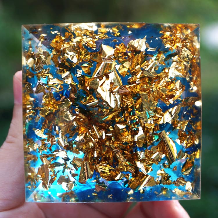 Pyramide en Orgonite et Célestine de 10cm