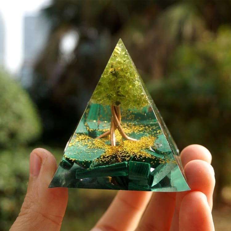 Pyramide en Orgonite et Malachite de 10cm