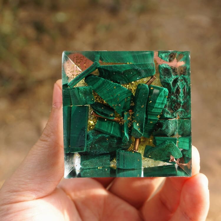 Pyramide en Orgonite et Malachite de 10cm