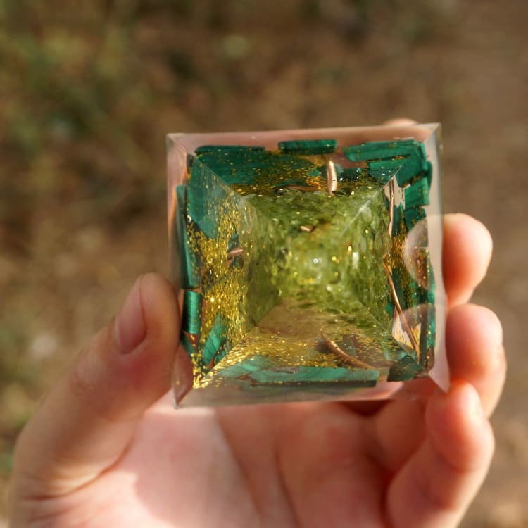 Pyramide en Orgonite et Malachite de 10cm