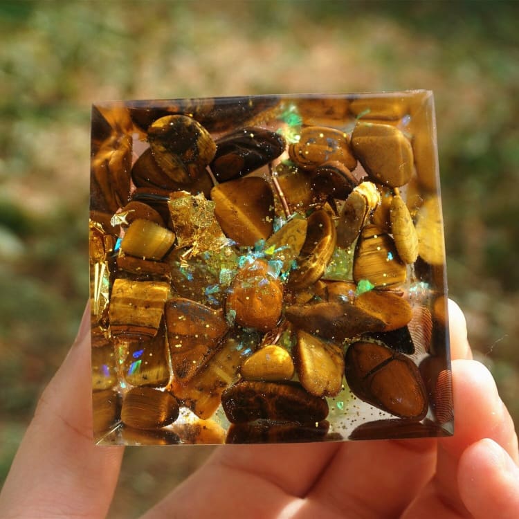 Pyramide en Orgonite et Oeil de Tigre de 10cm