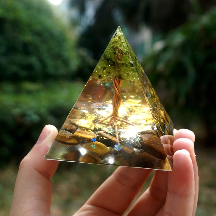 Pyramide en Orgonite et Oeil de Tigre de 10cm