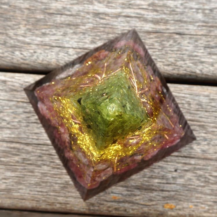 Pyramide en Orgonite et Quartz Rose de 10cm