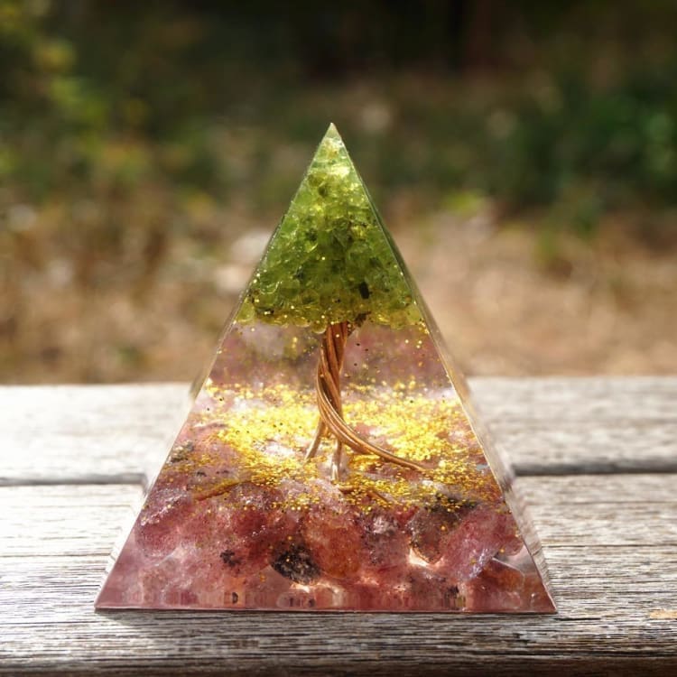 Pyramide en Orgonite et Quartz Rose de 10cm