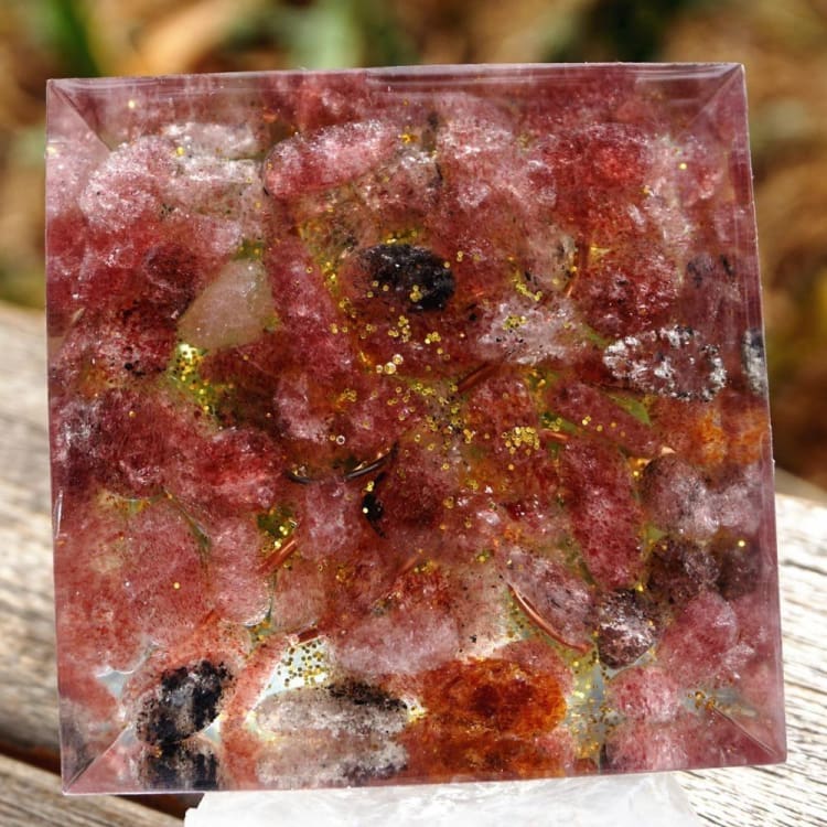 Pyramide en Orgonite et Quartz Rose de 10cm