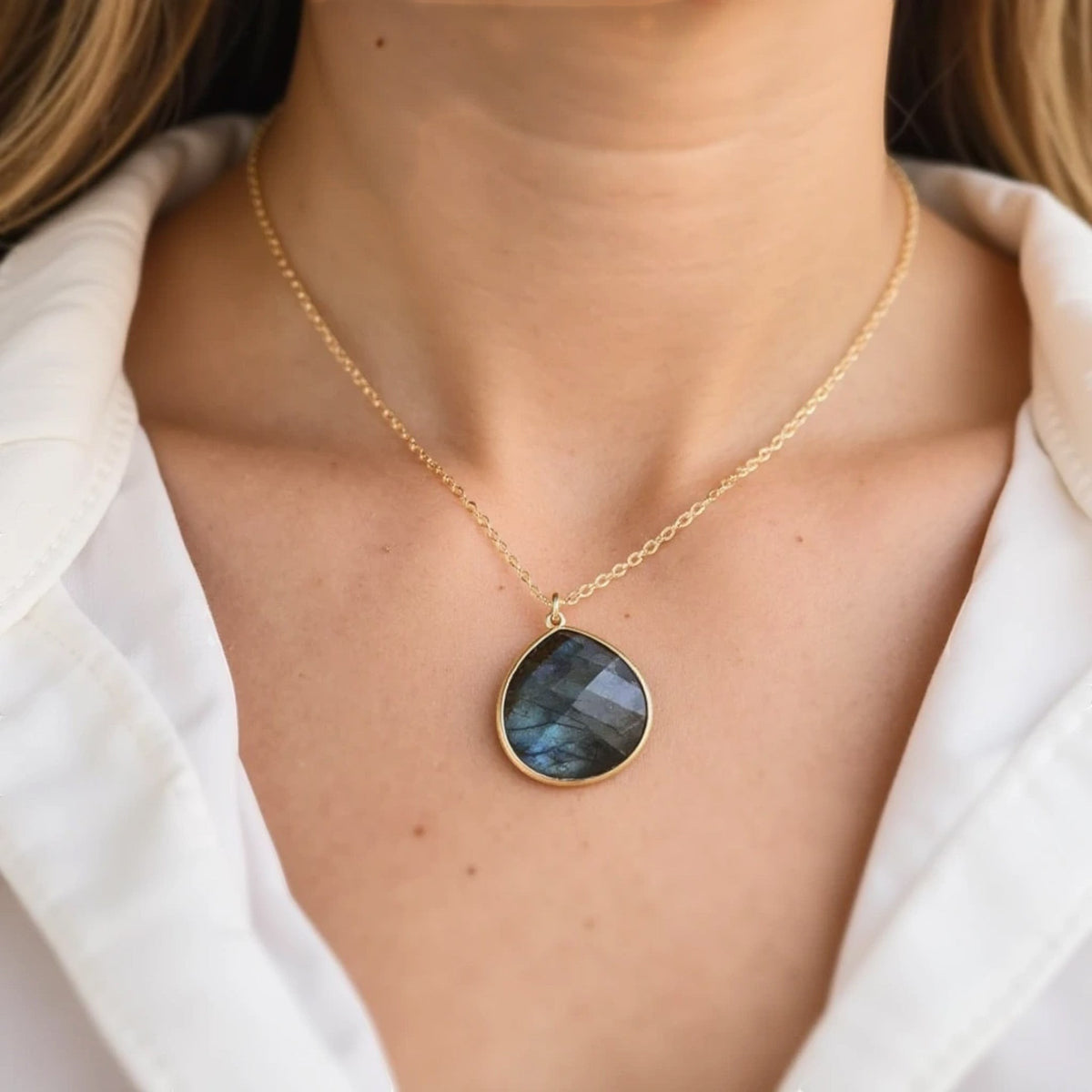 Pendentif Protection Élégant en Labradorite