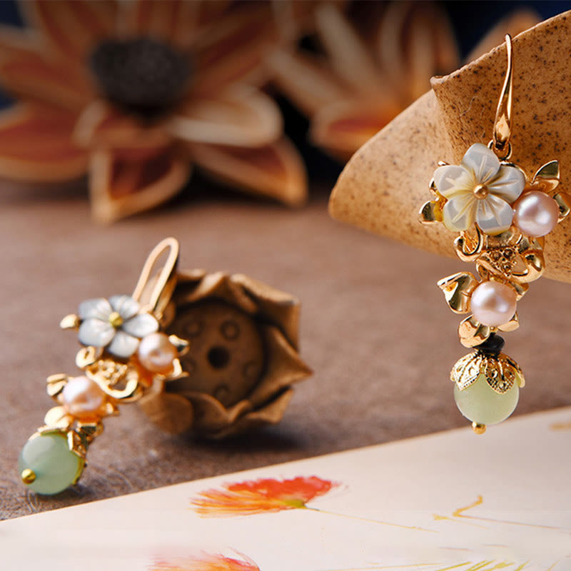 Boucles d’Oreilles Pendantes Fleur en Tridacna & Perle d’Eau Douce – Plaqué Or 14 Carats