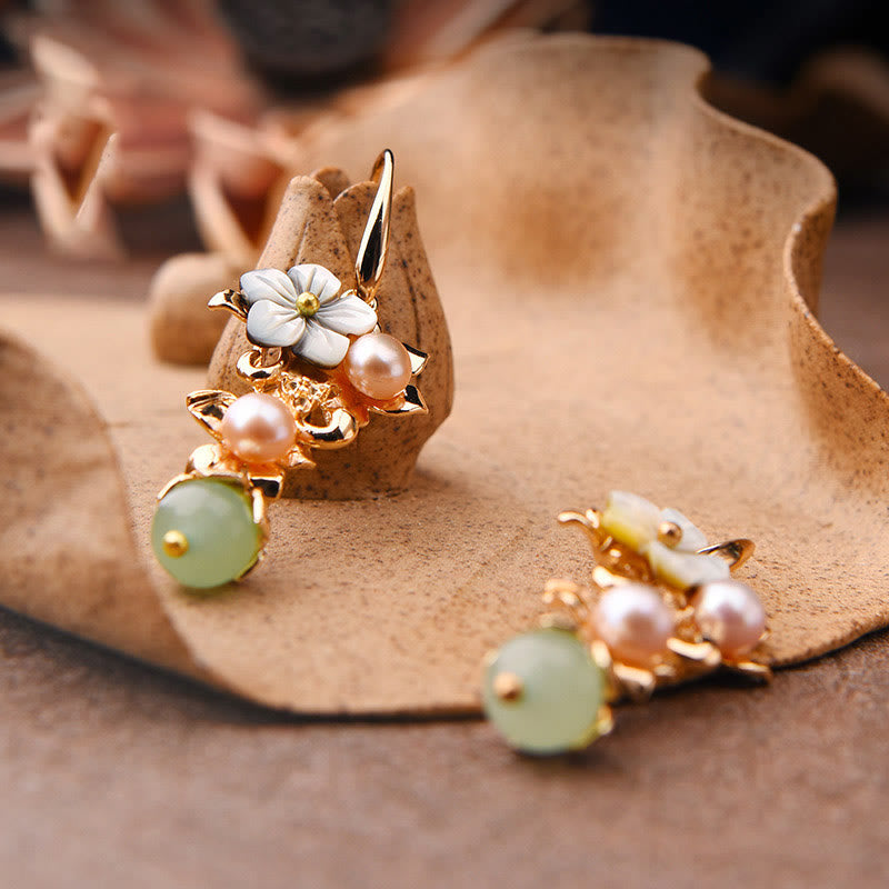 Boucles d’Oreilles Pendantes Fleur en Tridacna & Perle d’Eau Douce – Plaqué Or 14 Carats
