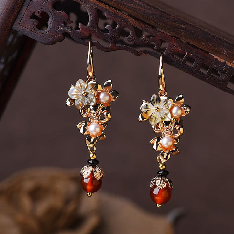 Boucles d’Oreilles Pendantes Fleur en Tridacna & Perle d’Eau Douce – Plaqué Or 14 Carats
