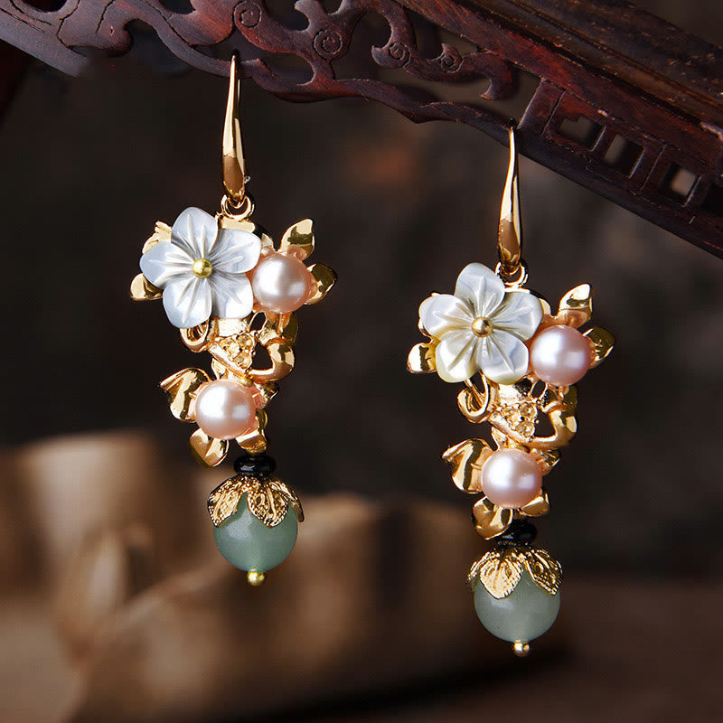 Boucles d’Oreilles Pendantes Fleur en Tridacna & Perle d’Eau Douce – Plaqué Or 14 Carats