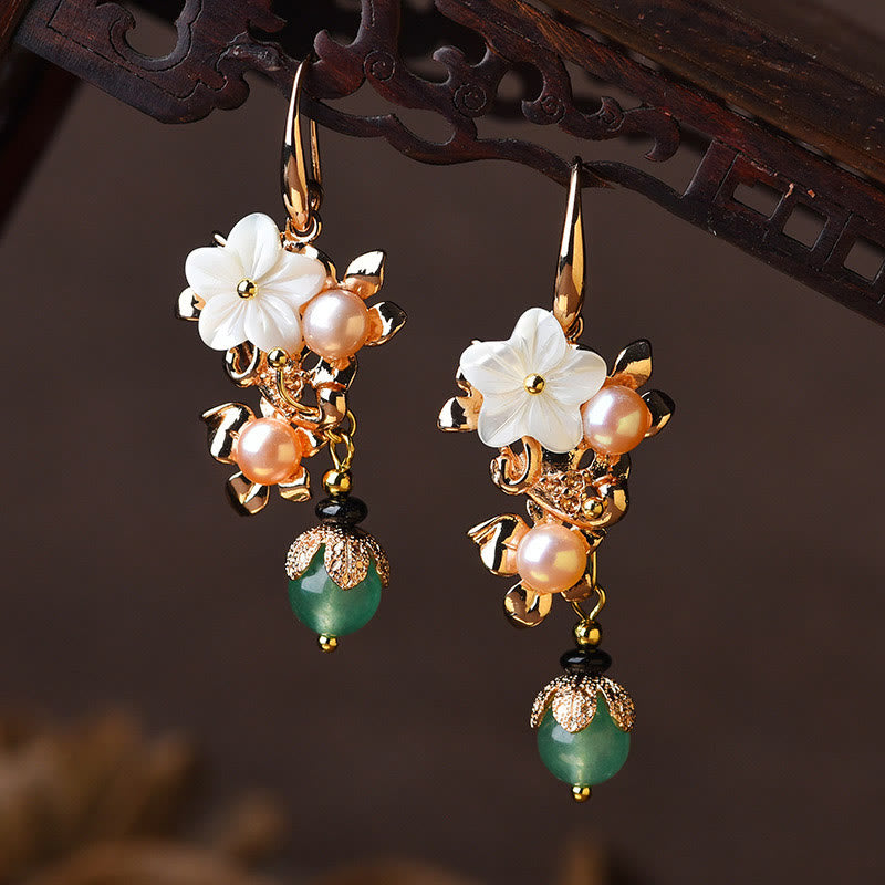 Boucles d’Oreilles Pendantes Fleur en Tridacna & Perle d’Eau Douce – Plaqué Or 14 Carats