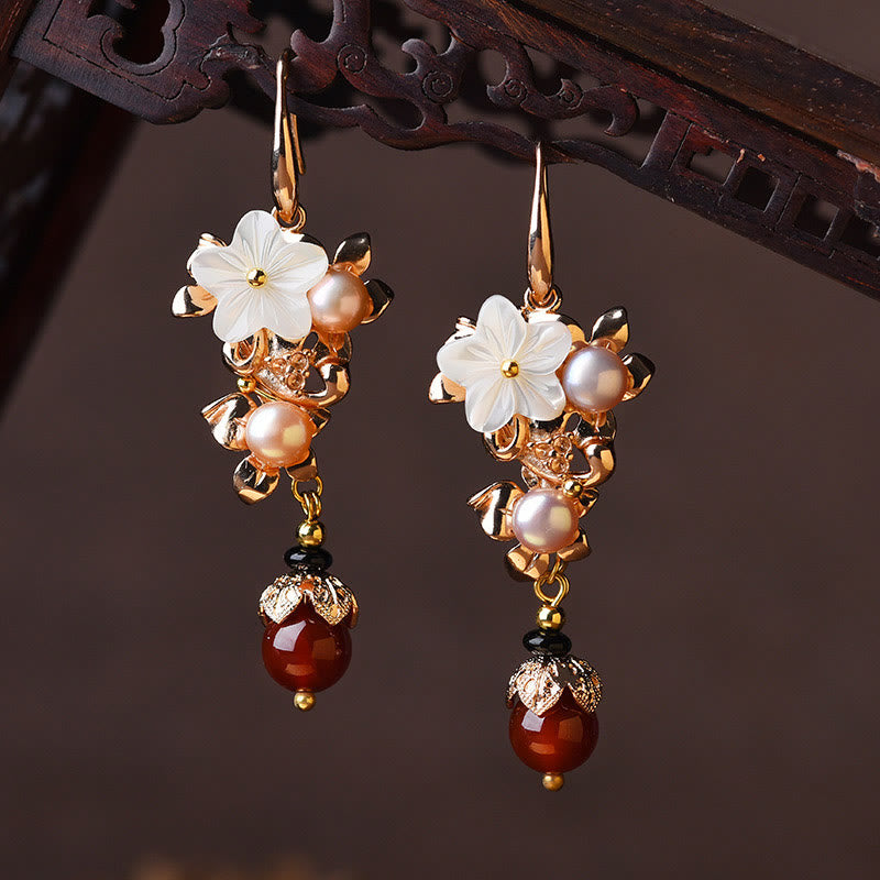 Boucles d’Oreilles Pendantes Fleur en Tridacna & Perle d’Eau Douce – Plaqué Or 14 Carats