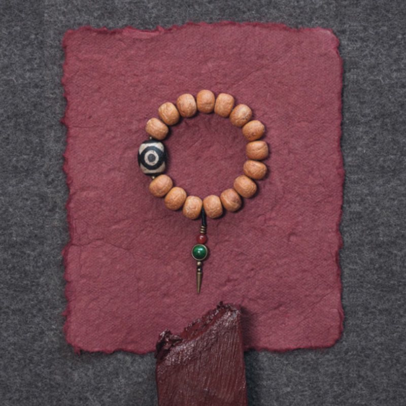 Bracelet Mala Bodhi 14 mm et Perles Dzi Artisanales La force symbolique des graines sacrées