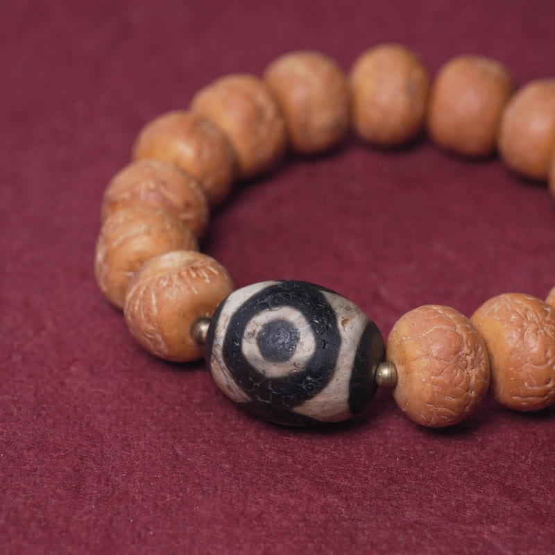 Bracelet Mala Bodhi 14 mm et Perles Dzi Artisanales La force symbolique des graines sacrées