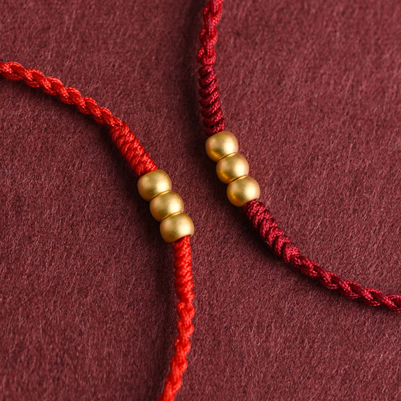 Mini-Bracelet Fil Rouge en Or 999 avec Trois Perles Porte-Bonheur