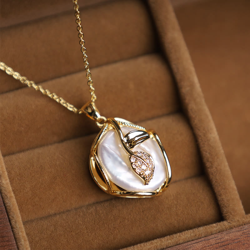 Collier de Perles Baroques avec Pendentif Fleur en Cuivre Plaqué Or 18 Carats