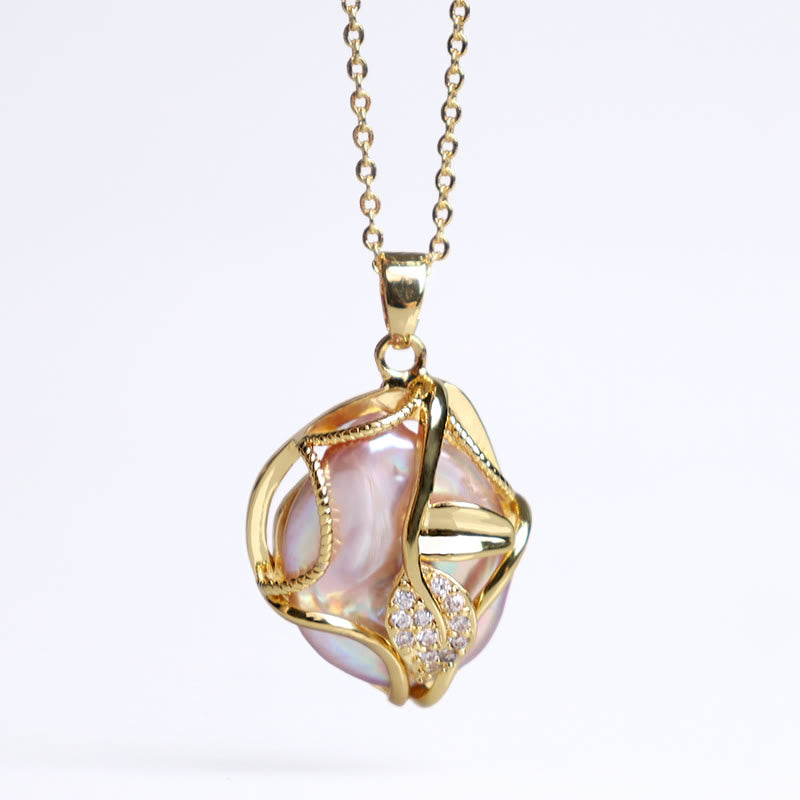 Collier de Perles Baroques avec Pendentif Fleur en Cuivre Plaqué Or 18 Carats
