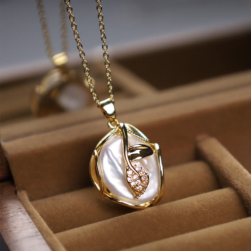 Collier de Perles Baroques avec Pendentif Fleur en Cuivre Plaqué Or 18 Carats