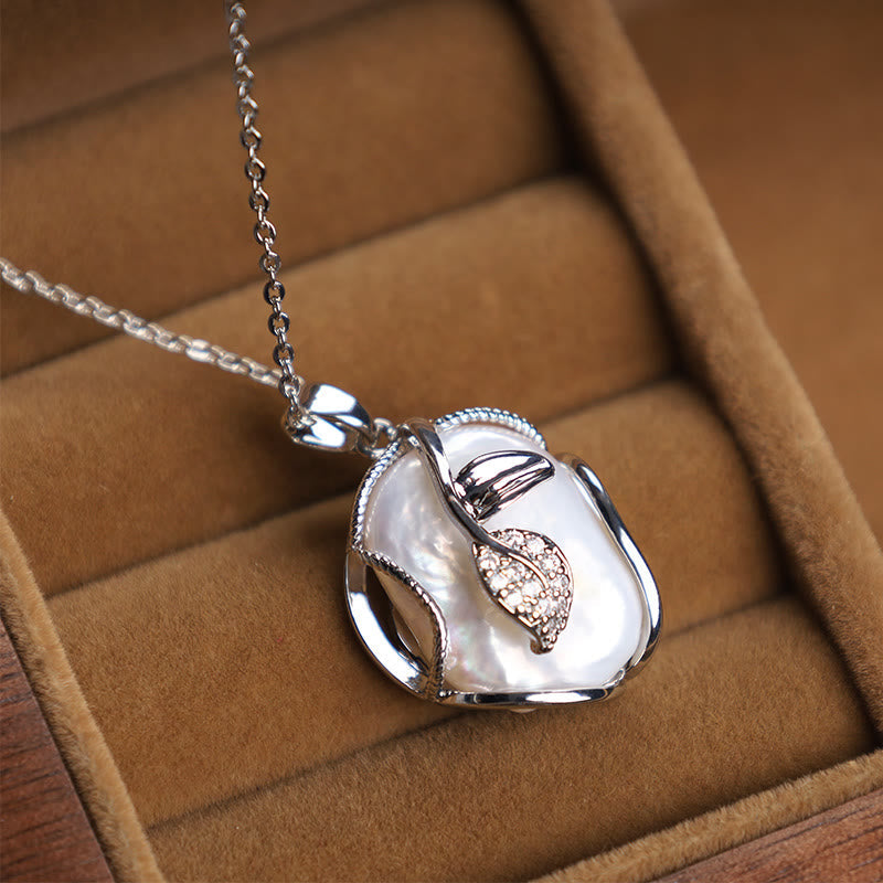 Collier de Perles Baroques avec Pendentif Fleur en Cuivre Plaqué Or 18 Carats