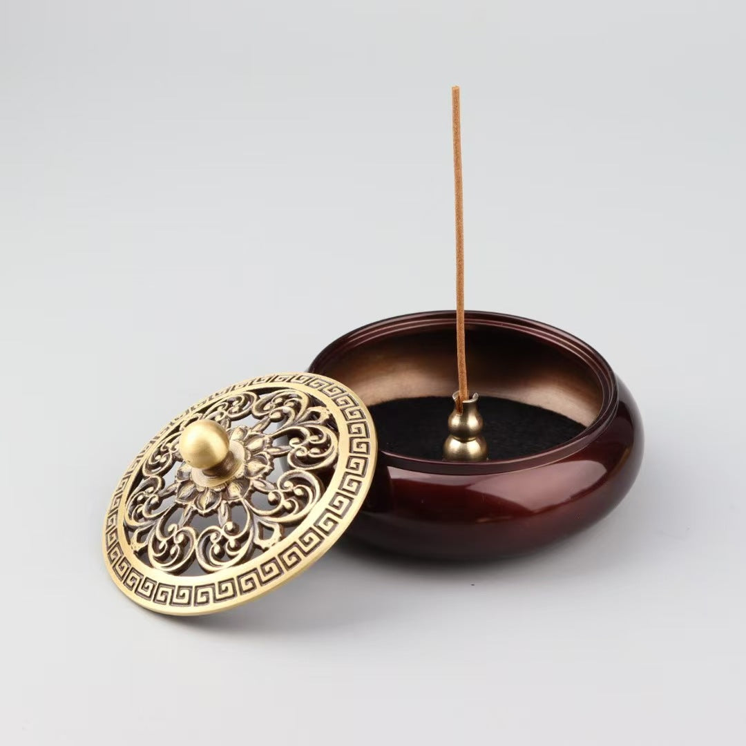 Brûleur d’Encens Lotus Doré – Laiton Sculpté & Base Rouge Profond
