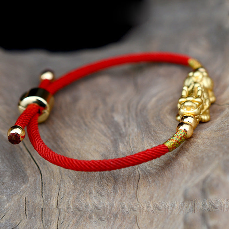 Bracelet Pixiu Luck en Fil Rouge ou Noir & Plaqué Or 24 Carats | Abondance & Protection Symbolique