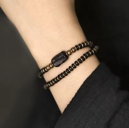 Bracelet Cuivre & Bois Noir Sculpté – Accessoire Unisexe Élégant