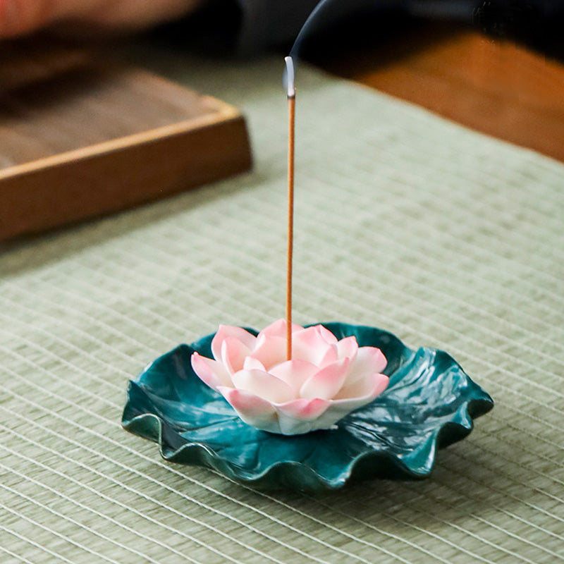 Porte-Encens en Céramique Fleur de Lotus – Rose & Feuille Verte (11 cm)