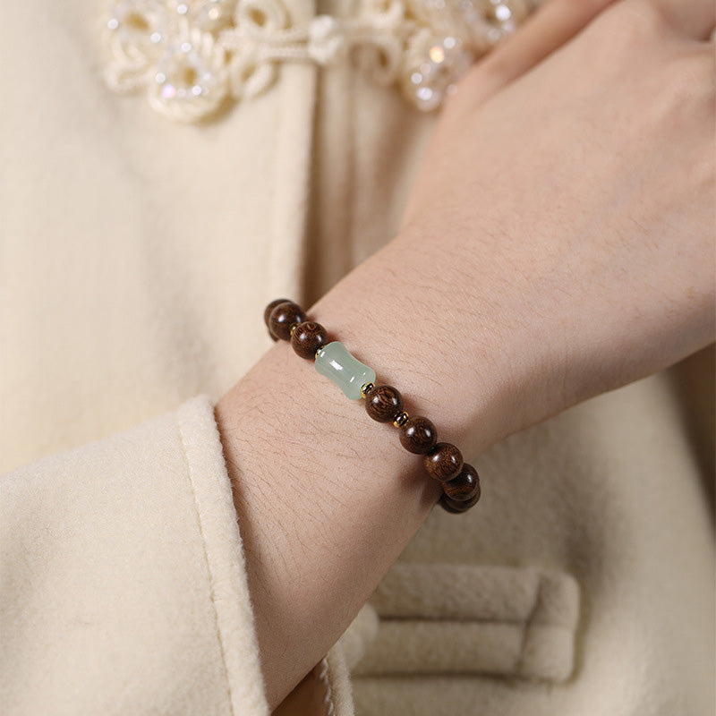 Bracelet Bouddhiste en Santal Doré & Jade Néphrite – Perles ~8 mm