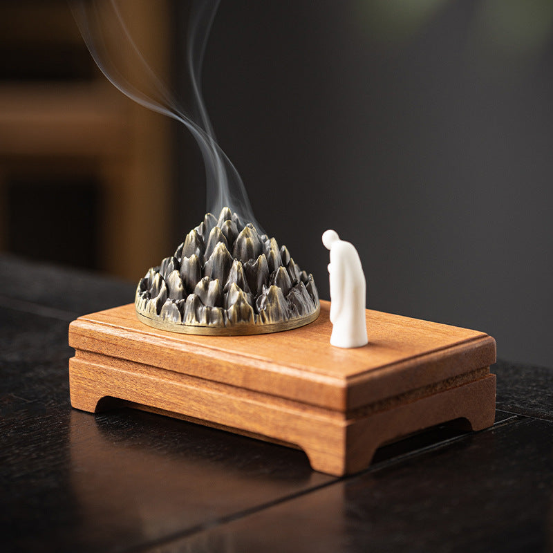 Brûleur d’Encens Montagne Zen avec Moine – Base en Bois Naturel