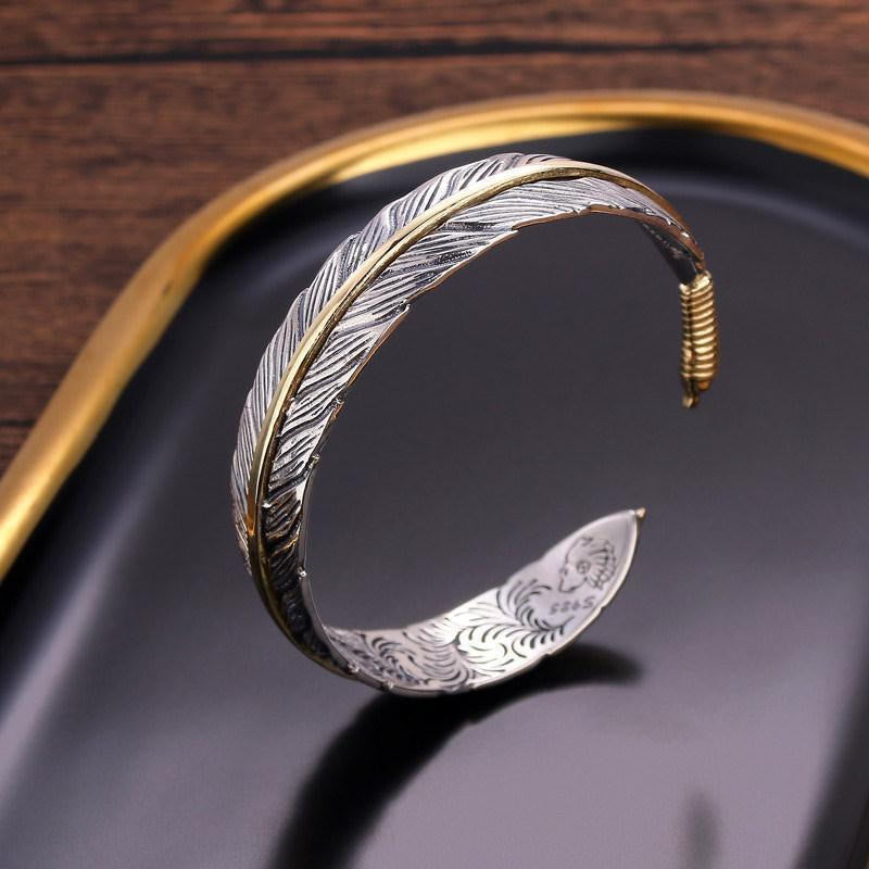 Bracelet Manchette en Cuivre Sculpté, Motif Plumes Ajustable