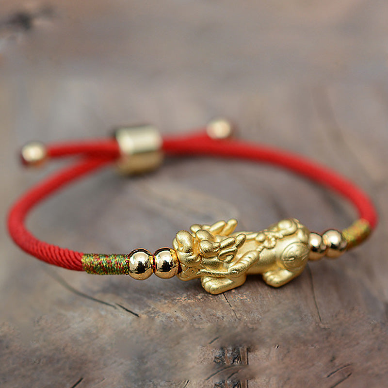 Bracelet Pixiu Luck en Fil Rouge ou Noir & Plaqué Or 24 Carats | Abondance & Protection Symbolique