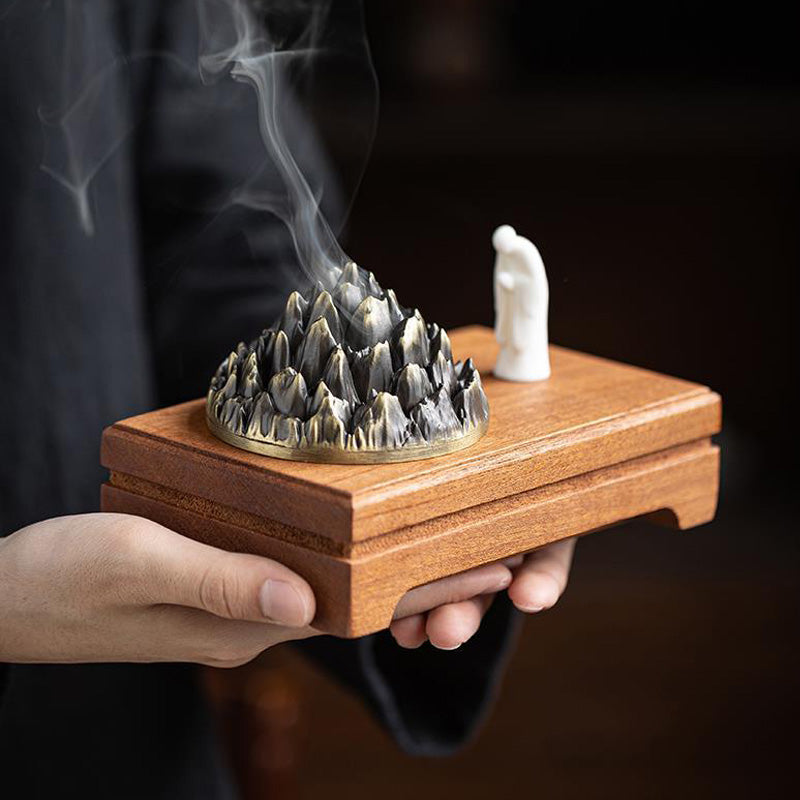 Brûleur d’Encens Montagne Zen avec Moine – Base en Bois Naturel
