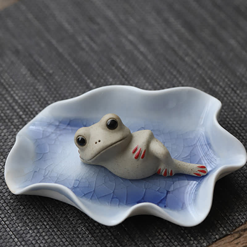 Statue de petite grenouille en céramique en méditation