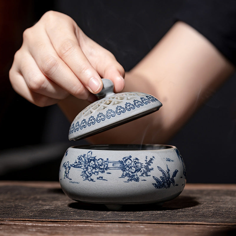 Brûleur d’Encens en Porcelaine Bleu & Blanc – Motifs Paysagers Traditionnels