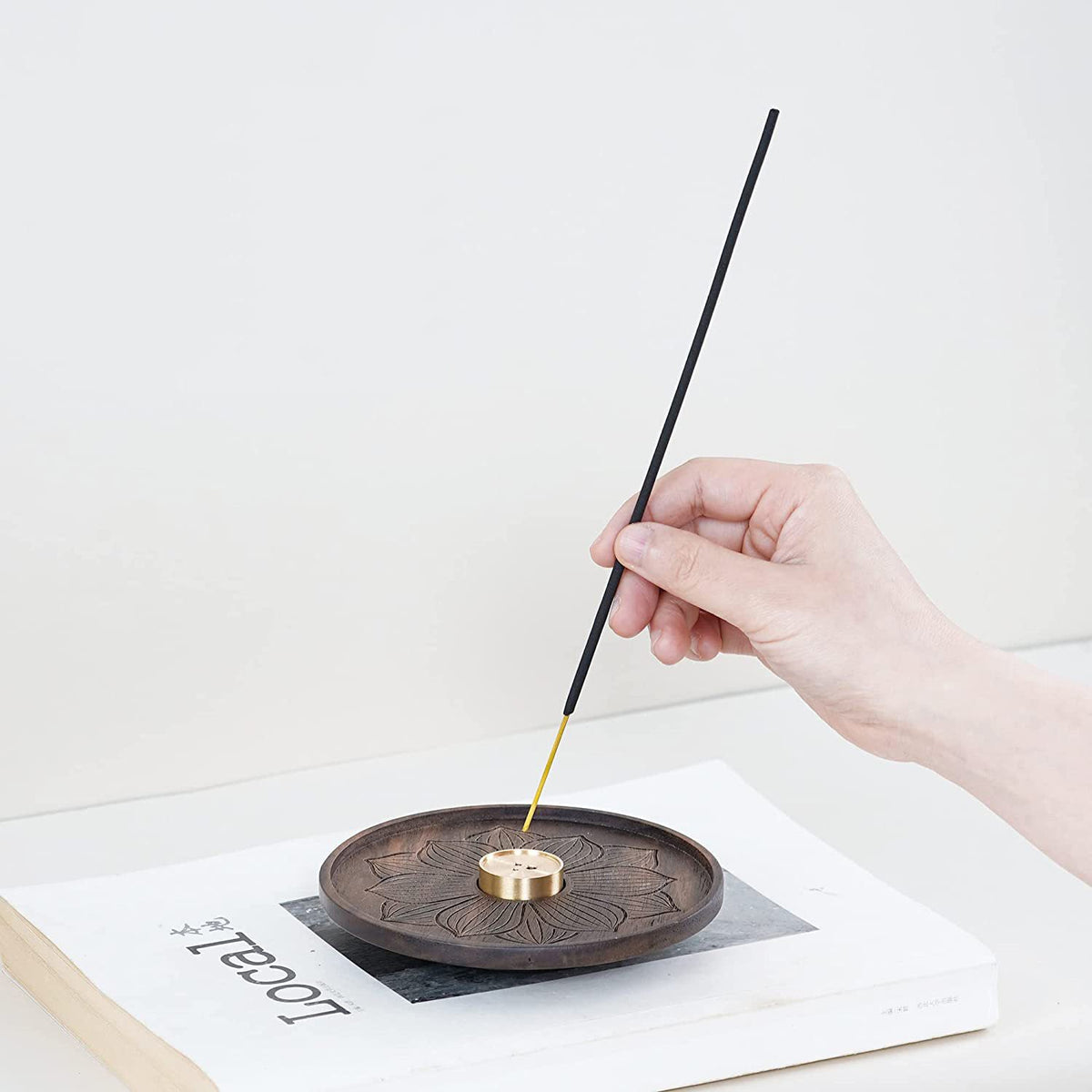 Porte-Encens en Noyer Noir & Laiton – Lotus Sculpté (12 cm)