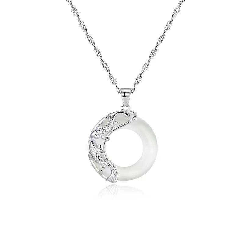 Collier Porte-Bonheur Unisexe en Jade Blanc Naturel – Pendentif Carpe Koï – 40 cm