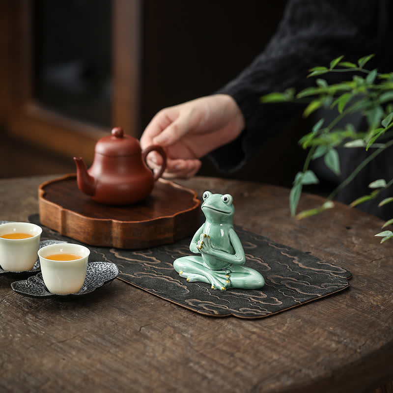 Statue décorative en céramique représentant une grenouille zen en méditation